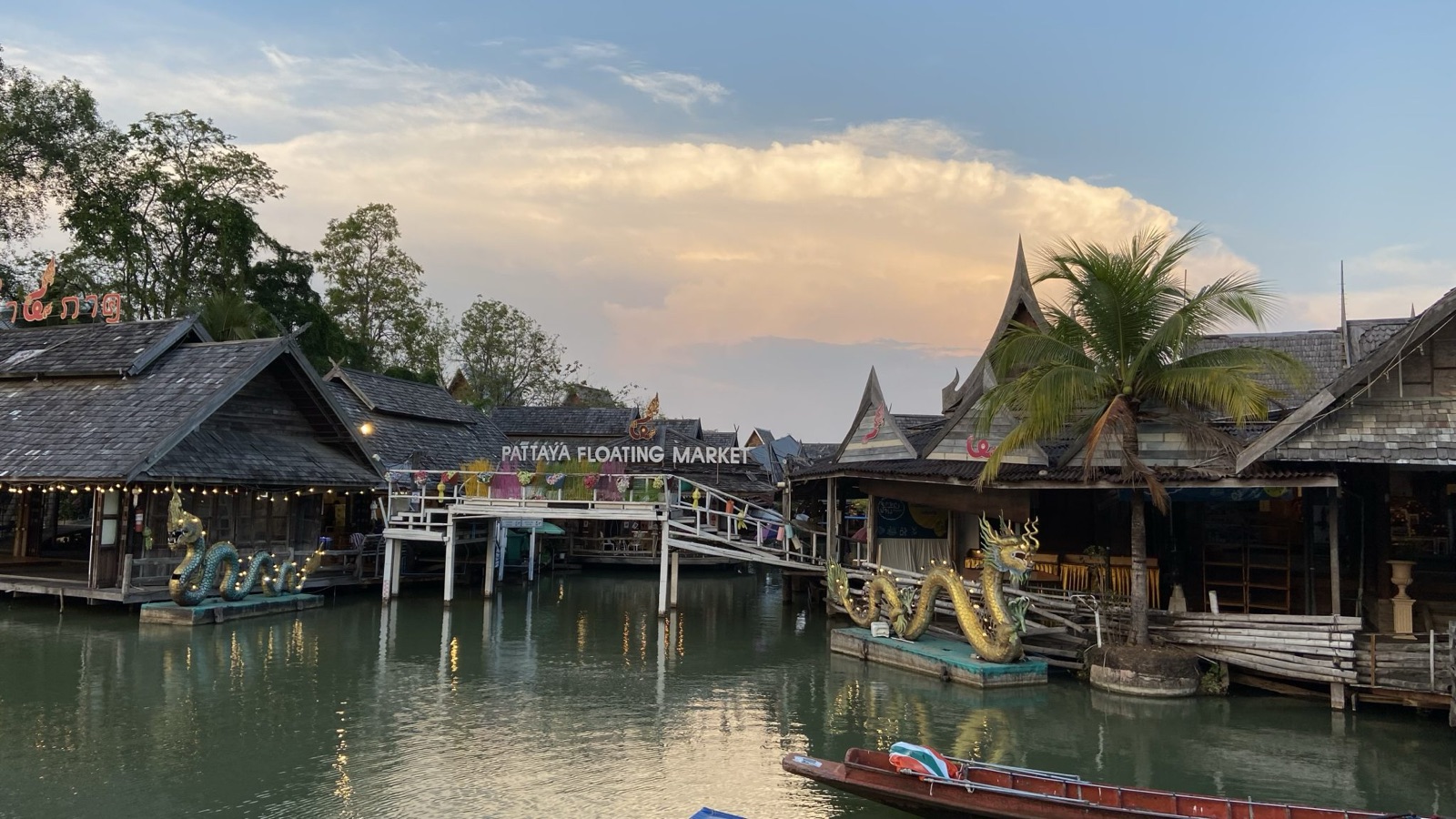 เรือไม้และเรือนไทยริมน้ำยามเย็น
