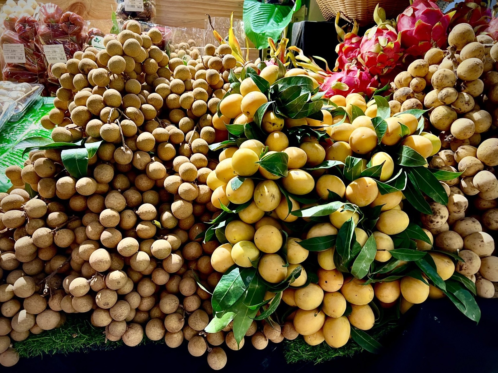 ลำไยและผลไม้ไทยกองสูงในตลาด