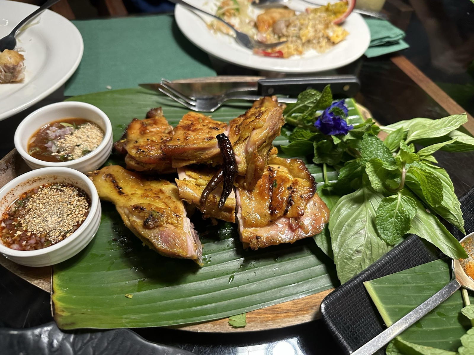 ไก่ย่าง น้ำจิ้ม และผักสดบนใบตอง