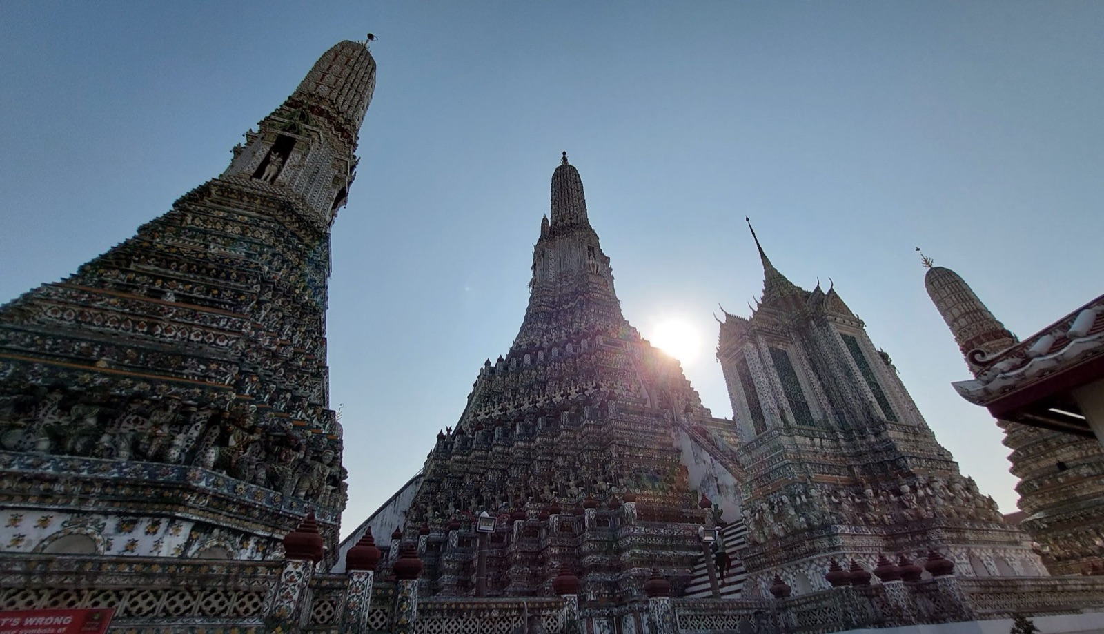 พระปรางค์วัดอรุณฯ ตัดกับแสงอาทิตย์