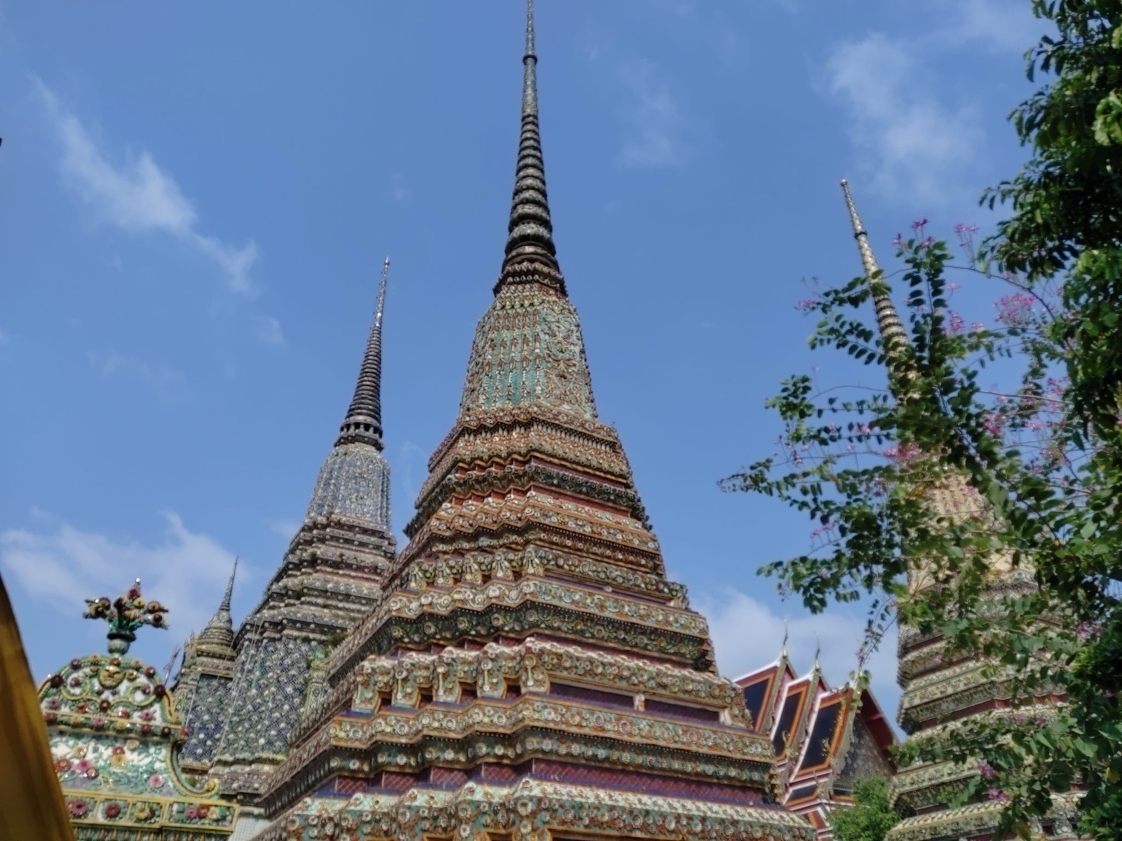 พระเจดีย์ประดับกระเบื้องที่วัดโพธิ์